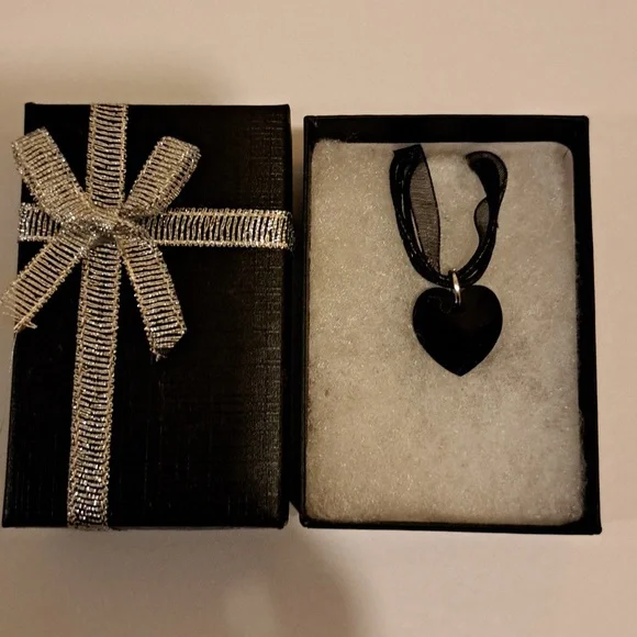 Total Eclipse Crystal Heart Necklace - Picture 3 of 5